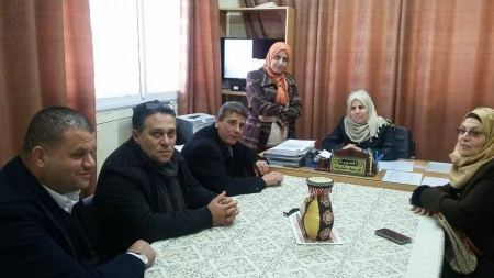 توزيع ملابس شتوية لطالبات محتاجات في قرية الفندقومية تبرعت بها مؤسسة نزيه الخليل